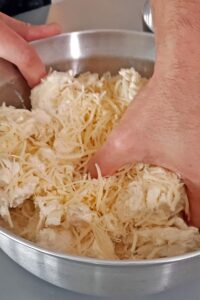 Pão de queijo vegan (sans gluten) - Dépose-les sur la plaque de cuisson préparée avec du papier cuisson ou un tapis en silicone.