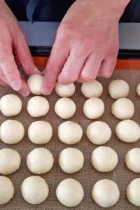 Pão de queijo vegan (sans gluten) - Fais bouillir le lait d’avoine et l’huile d’olive à feu moyen.