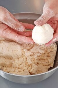 Pão de queijo vegan (sans gluten) - Roule la pâte entre tes paumes en petites boules de la taille d’une bouchée.