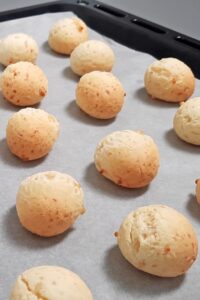 Pão de queijo vegan (sans gluten) - Fais cuire 15-18 minutes dans un four préchauffé à 190°C, jusqu’à ce que les boules au fromage gonflent et soient légèrement dorées.
