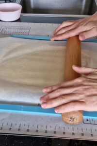 Pâte brisée sans gluten - Après refroidissement, étale la pâte à l’épaisseur de ton choix entre deux feuilles de papier cuisson.