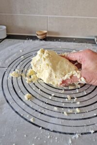 Pâte brisée sans gluten - Incorpore l’eau froide et mélange jusqu’à ce que la préparation forme une pâte homogène.