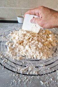 Pâte brisée sans gluten - Mélange les ingrédients avec tes doigts ou un coupe-pâte jusqu’à obtenir des morceaux grossiers et friables.