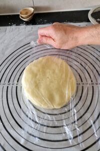 Pâte brisée sans gluten - Façonne la pâte en disque, couvre-la de film plastique et laisse-la refroidir au réfrigérateur pendant au moins 1 heure.