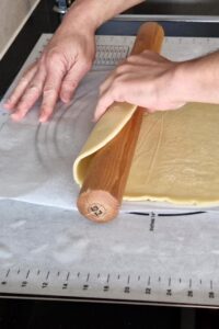 Pâte brisée sans gluten - Transfère la pâte dans un moule à tarte ou des moules à tartelettes à l’aide d’un rouleau à pâtisserie.