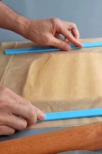 Pâte brisée vegan sans gluten sans sucre - Utilise une bande de mesure pour pâte lors de l’abaisse si tu le souhaites.
