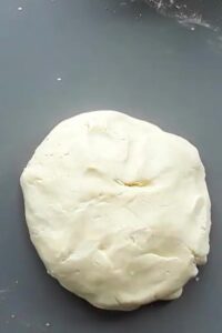 Pâte brisée vegan sans gluten sans sucre - Pétris légèrement pour former une boule.