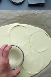 Pâte brisée vegan sans gluten sans sucre - Découpe la pâte abaissée selon la taille du moule à tarte ou des moules à tartelettes.