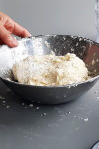 Pâte brisée vegan sans gluten sans sucre - Incorpore délicatement jusqu’à ce que la pâte commence à se tenir.