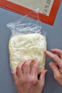Pâte brisée vegan sans gluten sans sucre - Enveloppe-la de film alimentaire.