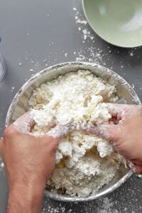 Pâte brisée vegan sans gluten sans sucre - Travaille les ingrédients secs avec le beurre froid du bout des doigts.