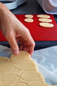 Pâte sucrée sans gluten - Utilise des emporte-pièces selon les formes souhaitées pour les plus petites tartelettes.