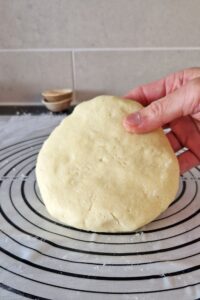 Pâte sucrée sans gluten - Façonne la pâte en boule, enveloppe-la de film alimentaire et réfrigère-la pendant au moins 1 heure.