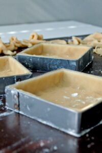 Pâte sucrée sans gluten - Presse ensuite délicatement la pâte découpée dans les moules à tartelettes.