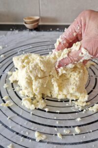 Pâte sucrée sans gluten - Pétris rapidement jusqu’à ce que la pâte se tienne.