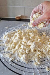 Pâte sucrée sans gluten - Mélange avec tes doigts ou un coupe-pâte jusqu’à ce que la pâte devienne sableuse.
