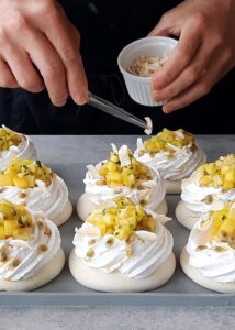 Pavlova vegan (sans gluten) - Ajoute quelques morceaux de noix de coco grillée et termine avec le zeste frais de citron vert sur le dessus.