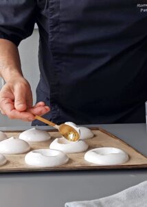 Pavlova vegan (sans gluten) - Poche la meringue en disques de 7 cm. Fais un creux au milieu à l’aide d’une cuillère arrondie ou d’une cuillère doseuse.