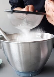 Pavlova vegan (sans gluten) - Incorpore délicatement le sucre glace tamisé et la fécule de maïs en trois fois. Ne fais pas retomber la meringue.