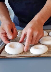 Pavlova vegan (sans gluten) - Fais cuire pendant 60-90 minutes dans un four préchauffé à 105°C.