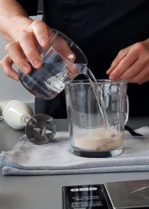 Pavlova vegan (sans gluten) - Mélange la protéine de pomme de terre en poudre, la gomme xanthane et l’eau.
