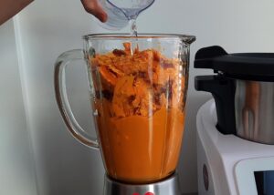 Purée de courge sans gluten maison au potimarron - Ajoute quelques cuillères à café d’eau si la purée est trop épaisse, jusqu’à obtenir la consistance souhaitée.