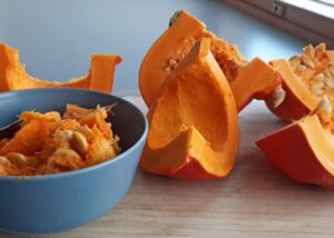 Purée de courge sans gluten maison au potimarron - Retire les graines et les filaments avec une cuillère.
