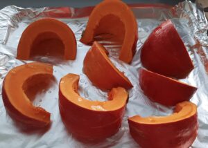 Purée de courge sans gluten maison au potimarron - Place les morceaux de potimarron coupés sur une plaque de cuisson et utilise du papier cuisson ou du papier aluminium pour faciliter le nettoyage.