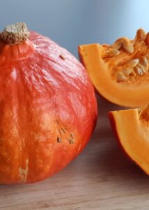 Purée de courge sans gluten maison au potimarron - Coupe le potimarron en deux ou en quartiers avec un couteau bien aiguisé.