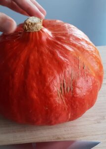 Purée de courge sans gluten maison au potimarron - Lave le potimarron pour enlever toute saleté.
