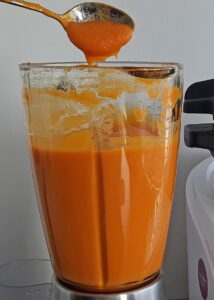 Purée de courge sans gluten maison au potimarron - Mixe jusqu’à obtention d’une texture lisse.