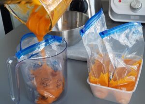 Purée de courge sans gluten maison au potimarron - Conserve dans un bocal à couvercle hermétique, un sac à fermeture zip ou un récipient, puis réfrigère ou congèle une fois refroidi.
