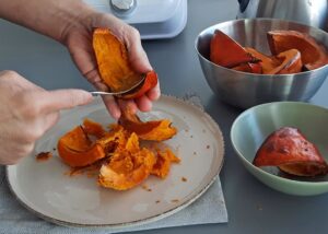 Purée de courge sans gluten maison au potimarron - Retire ensuite la peau si tu préfères, bien qu’elle soit comestible et riche en nutriments.