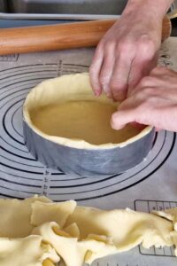 Quiche aux champignons sans gluten sans fromage - Reporte-toi à la recette de pâte brisée sans gluten pour un guide détaillé.