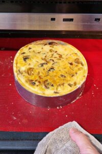 Quiche aux champignons sans gluten sans fromage - Laisse refroidir la quiche pendant 15-30 minutes avant de la trancher.