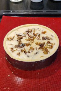 Quiche aux champignons sans gluten sans fromage - Fais cuire à 145°C pendant 25 minutes pour une grande quiche épaisse (20 x 5 cm), puis règle la température à 170°C et poursuis la cuisson pendant encore 15 minutes.