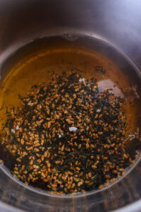 Rei ochazuke - Ajouter le genmaicha au dashi chaud.