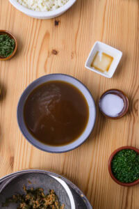 Rei ochazuke - Assaisonner avec le sel et la sauce soja.