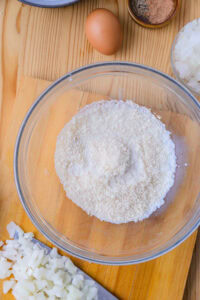 Rōru kyabetsu - Humecter le panko avec le lait.
