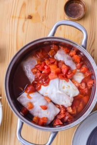 Rōru kyabetsu - Ajouter les tomates, l'eau, le bouillon, le ketchup et la sauce Worcestershire.