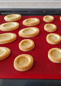 Sablés sans gluten fourrés à la ganache - Fais cuire les biscuits congelés pendant 14 à 18 minutes, ou jusqu’à ce que les bords deviennent dorés.