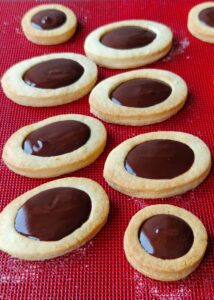 Sablés sans gluten fourrés à la ganache - Laisse la ganache prendre pendant 10 minutes avant de servir.