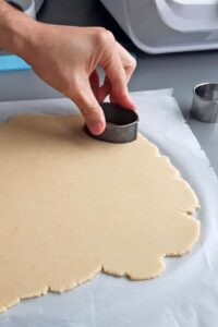 Sablés sans gluten fourrés à la ganache - Découpe les biscuits avec un emporte-pièce.