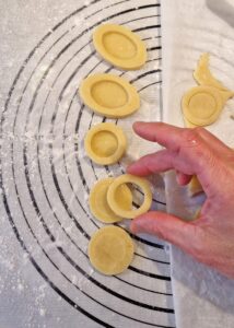 Sablés sans gluten fourrés à la ganache - Empile les biscuits découpés par paires, avec le biscuit percé au-dessus.