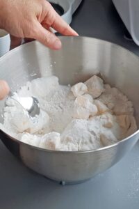 Sablés sans gluten fourrés à la ganache - Ajoute le beurre vegan et les œufs.