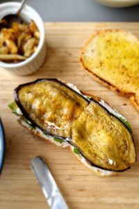 Sandwich végétarien sans gluten - Ajoute ensuite les tranches d’aubergine rôtie.