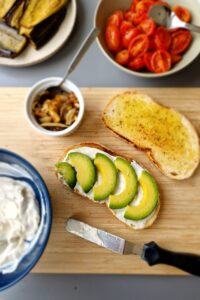 Sandwich végétarien sans gluten - Dispose sur l’autre tranche de pain les tranches d’avocat frais.