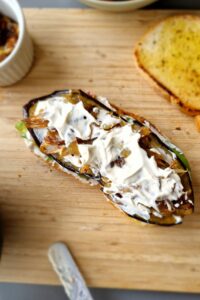 Sandwich végétarien sans gluten - Étale une petite quantité de crème fraîche sur chaque couche pour maintenir la garniture ensemble.