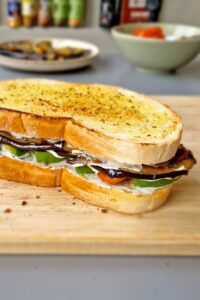 Sandwich végétarien sans gluten - Pose délicatement la deuxième tranche de pain, côté tartiné vers le bas, sur les oignons caramélisés pour terminer le sandwich.