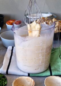 Strata sans gluten - Mélange soigneusement le lait d’avoine, les œufs, la crème entière, la muscade, l’ail en poudre et l’oignon en poudre.